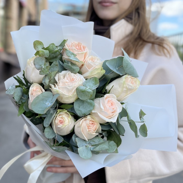 Букет 9 кремовых пионовидных роз Веддинг с эвкалиптом