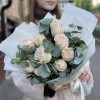 Букет 9 кремовых пионовидных роз Веддинг с эвкалиптом