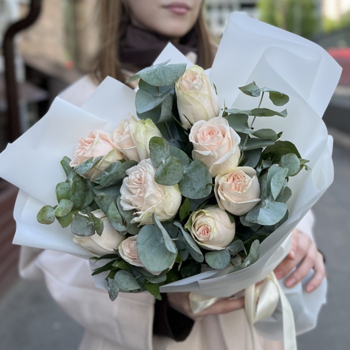 Букет 9 кремовых пионовидных роз Веддинг с эвкалиптом