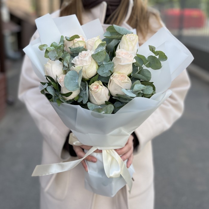 Букет 9 кремовых пионовидных роз Веддинг с эвкалиптом