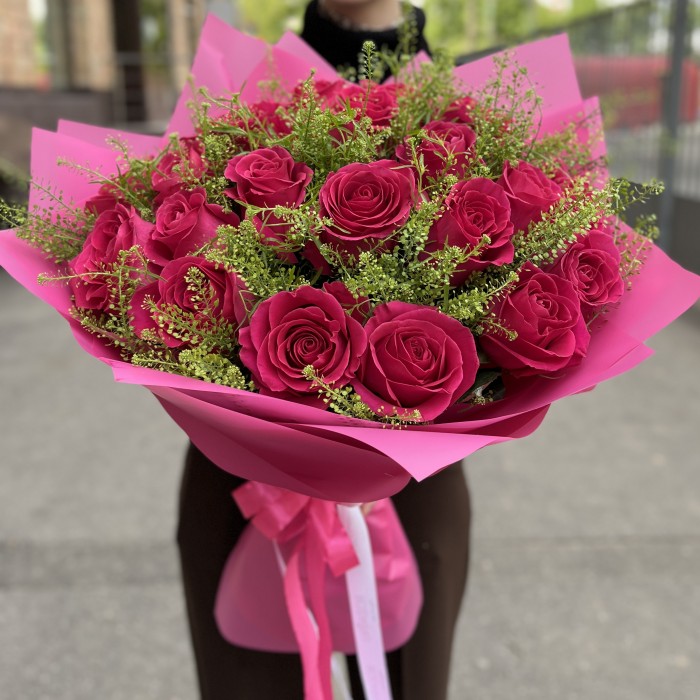 Малиновый букет из роз на Рубиновую свадьбу