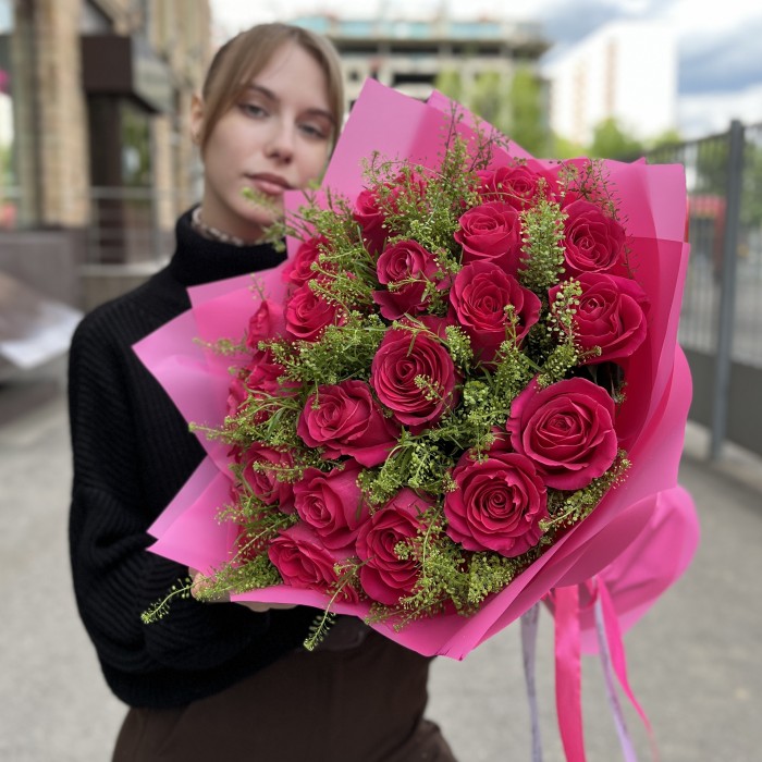 Малиновый букет из роз на Рубиновую свадьбу