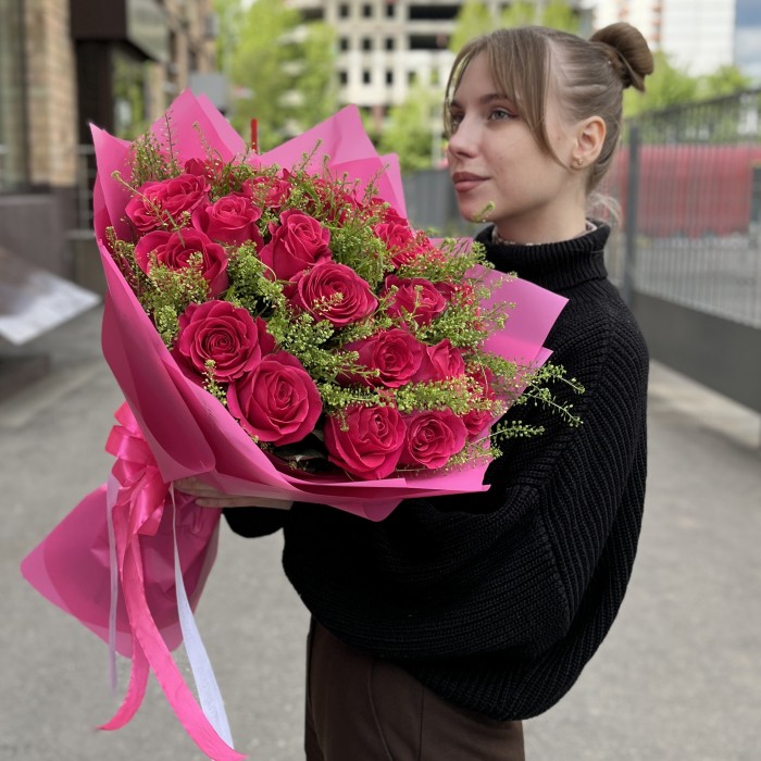 Малиновый букет из роз на Рубиновую свадьбу