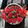 21 красная гвоздика в корзине с эвкалиптом