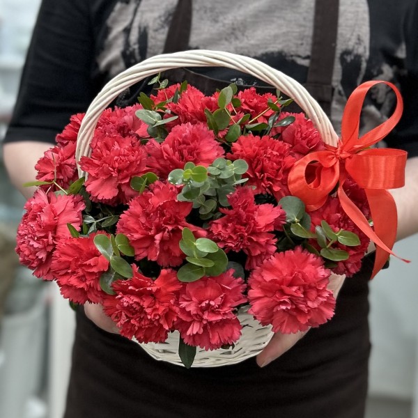21 красная гвоздика в корзине с эвкалиптом