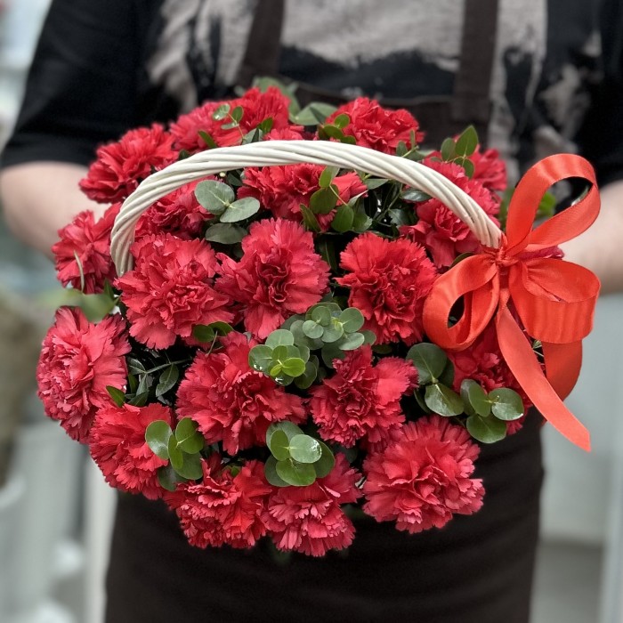 21 красная гвоздика в корзине с эвкалиптом