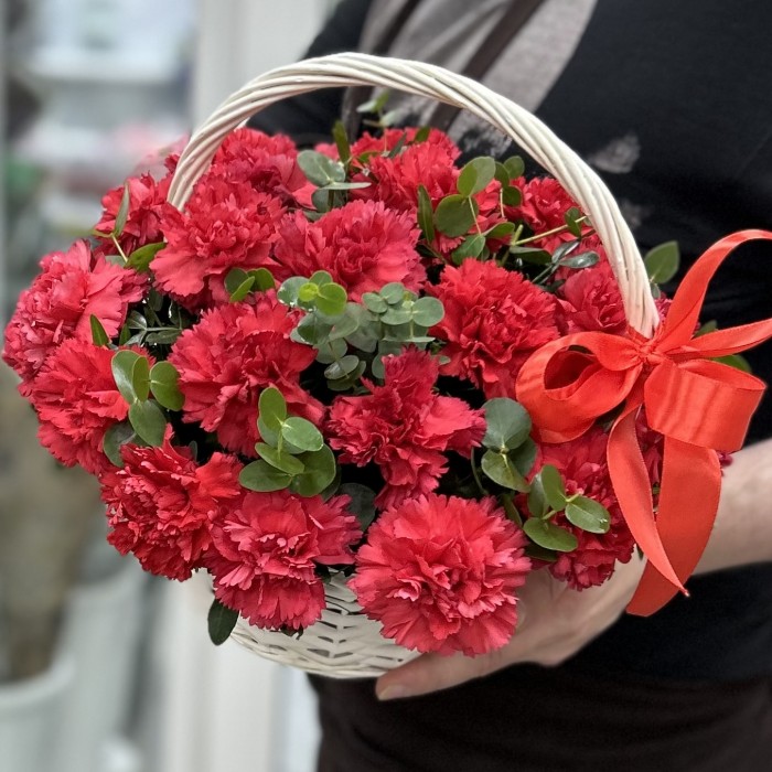 21 красная гвоздика в корзине с эвкалиптом