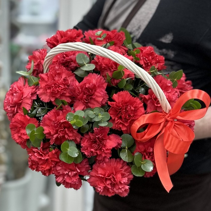 21 красная гвоздика в корзине с эвкалиптом