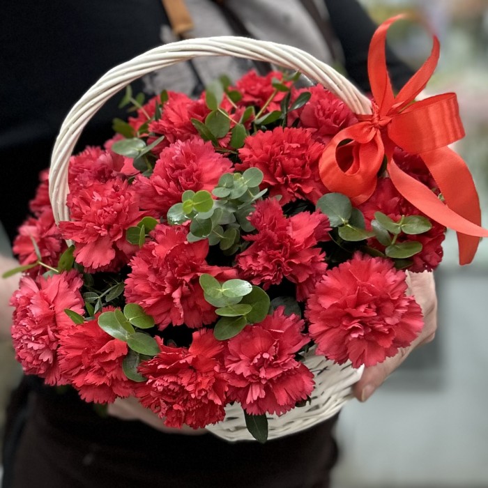 21 красная гвоздика в корзине с эвкалиптом