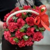 21 красная гвоздика в корзине с эвкалиптом