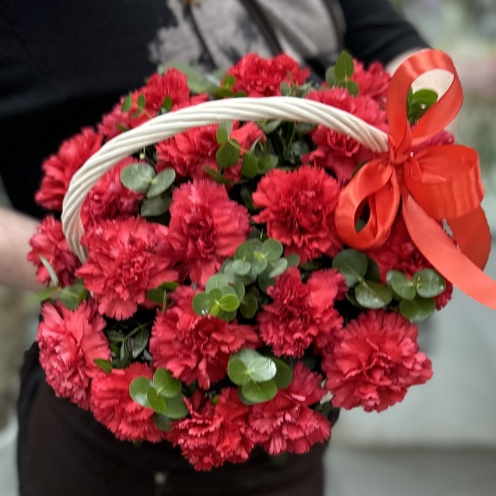 21 красная гвоздика в корзине с эвкалиптом