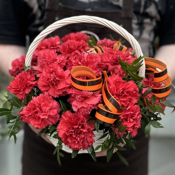 21 красная гвоздика в корзине с георгиевской лентой