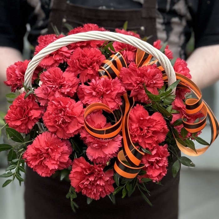 21 красная гвоздика в корзине с георгиевской лентой
