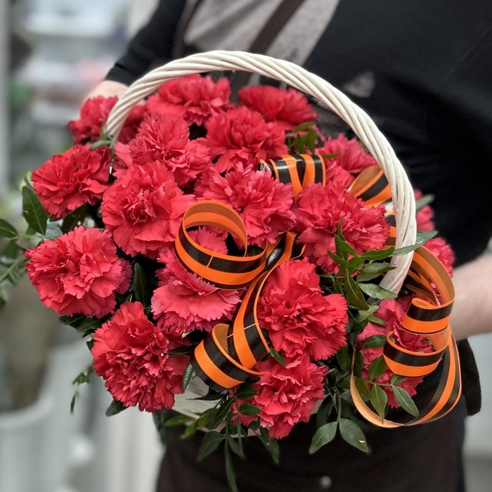 21 красная гвоздика в корзине с георгиевской лентой