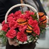 21 красная гвоздика в корзине с георгиевской лентой