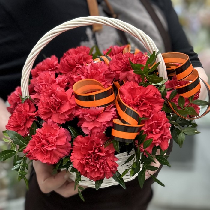 21 красная гвоздика в корзине с георгиевской лентой