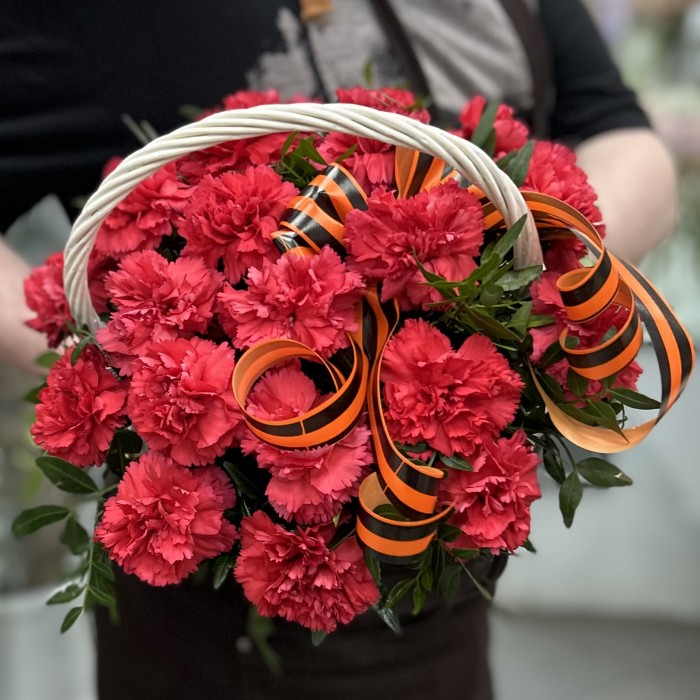 21 красная гвоздика в корзине с георгиевской лентой