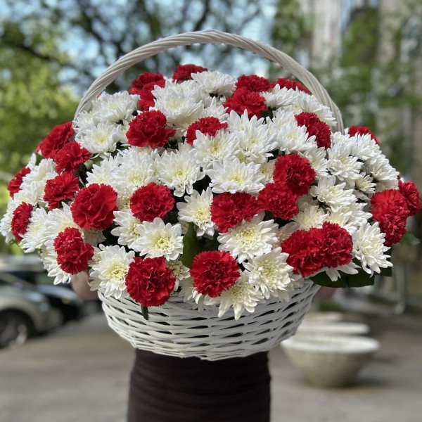 Корзина хризантем с красными гвоздиками