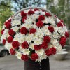 Корзина хризантем с красными гвоздиками