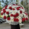 Корзина хризантем с красными гвоздиками