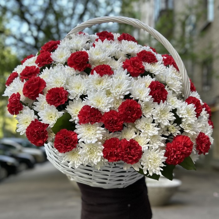 Корзина хризантем с красными гвоздиками