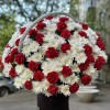 Корзина хризантем с красными гвоздиками