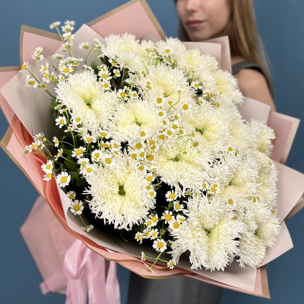 15 белых пушистых хризантем с ромашкой