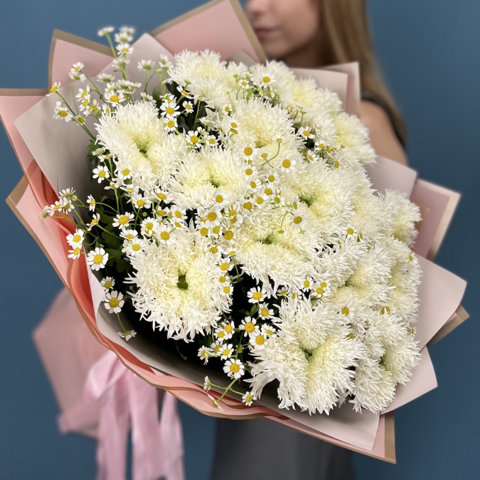 15 белых пушистых хризантем с ромашкой