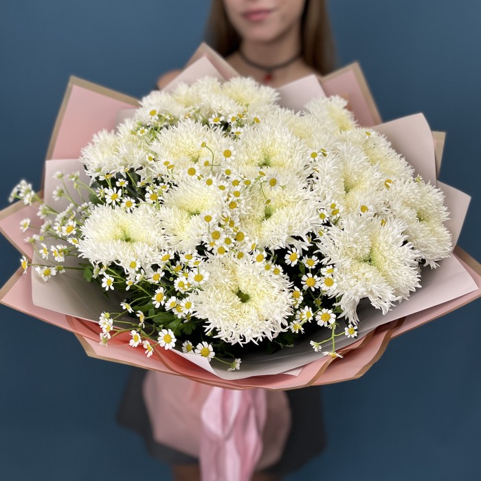15 белых пушистых хризантем с ромашкой