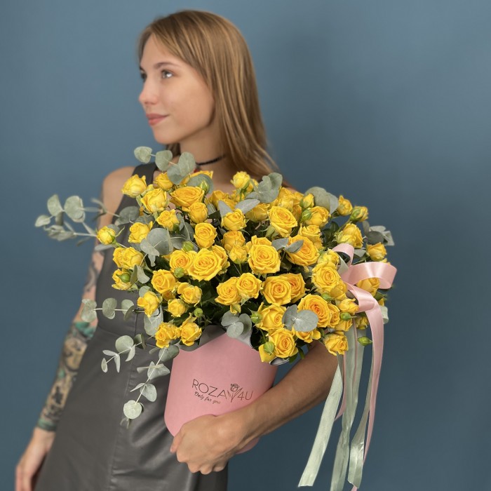 15 кустовых желтых роз Еллоу Бейби в коробке
