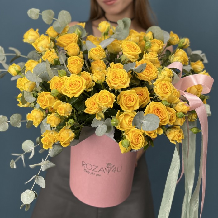 15 кустовых желтых роз Еллоу Бейби в коробке