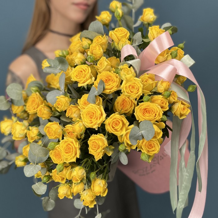 15 кустовых желтых роз Еллоу Бейби в коробке