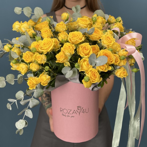 15 кустовых желтых роз Еллоу Бейби в коробке