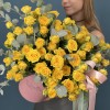 15 кустовых желтых роз Еллоу Бейби в коробке