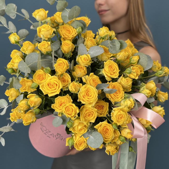 15 кустовых желтых роз Еллоу Бейби в коробке