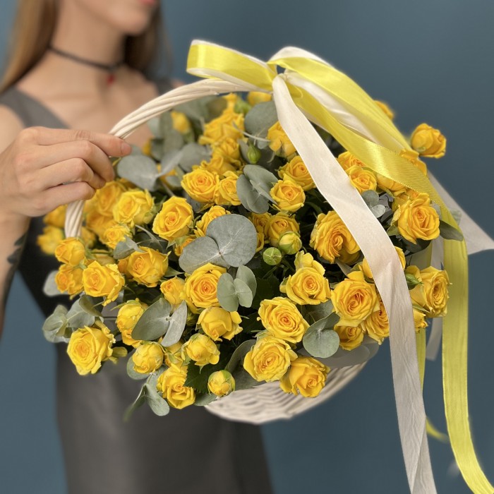 15 желтых кустовых роз Еллоу Бейби в корзине