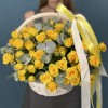15 желтых кустовых роз Еллоу Бейби в корзине