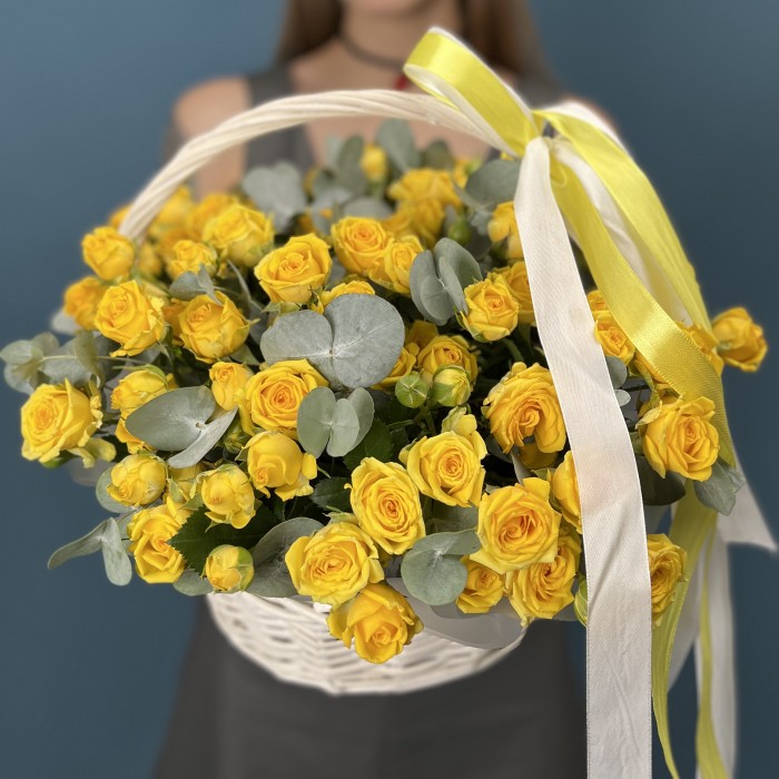 15 желтых кустовых роз Еллоу Бейби в корзине