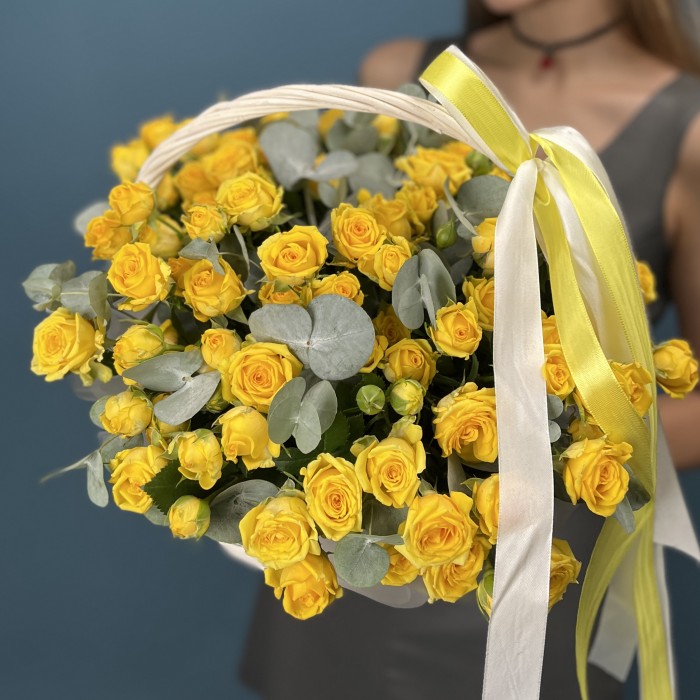 15 желтых кустовых роз Еллоу Бейби в корзине