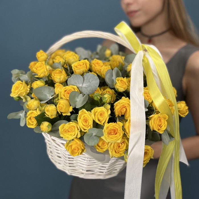 15 желтых кустовых роз Еллоу Бейби в корзине