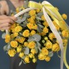 15 желтых кустовых роз Еллоу Бейби в корзине
