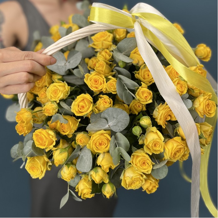 15 желтых кустовых роз Еллоу Бейби в корзине