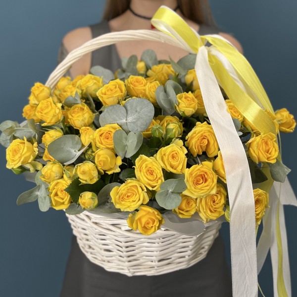 15 желтых кустовых роз Еллоу Бейби в корзине