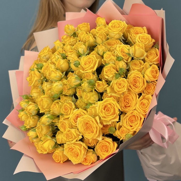 25 желтых кустовых роз Еллоу Бейби 50 см