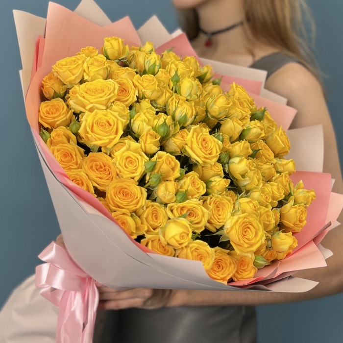 25 желтых кустовых роз Еллоу Бейби 50 см