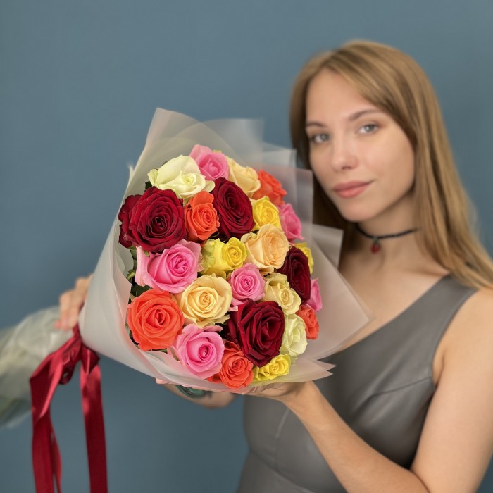 25 ярких роз MIX 60 см