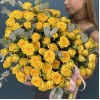 25 кустовых роз Еллоу Бейби в коробке