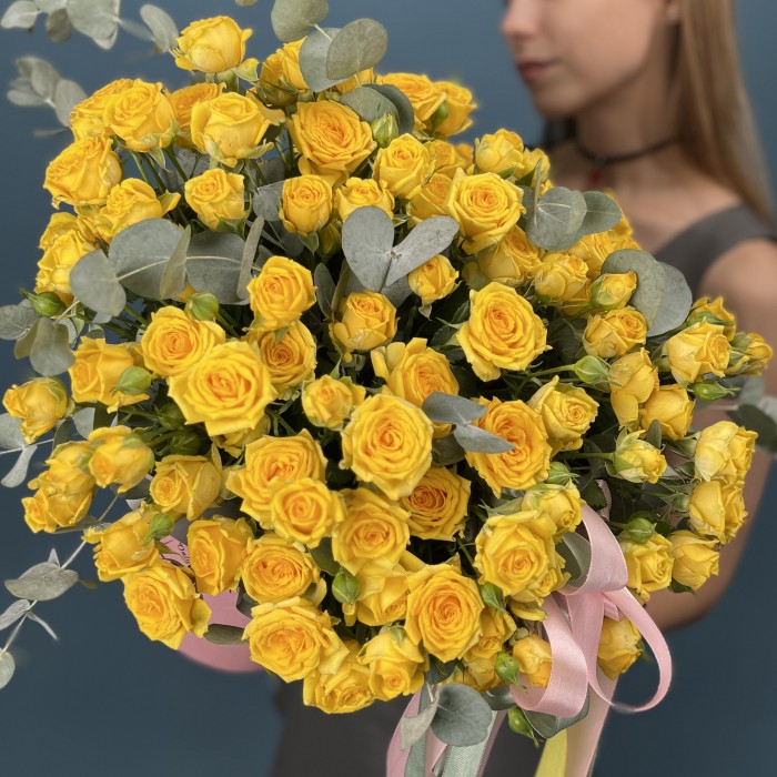 25 кустовых роз Еллоу Бейби в коробке