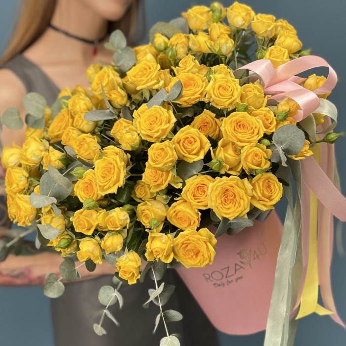 25 кустовых роз Еллоу Бейби в коробке