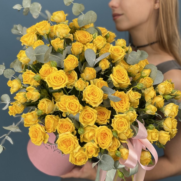 25 кустовых роз Еллоу Бейби в коробке